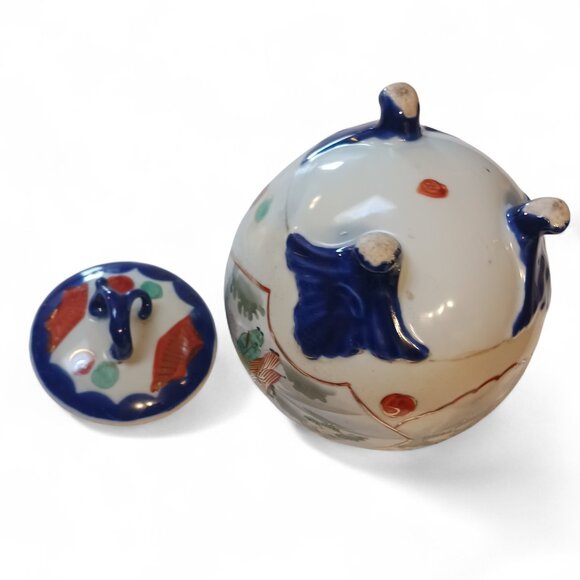 Vintage Japanese Kutani Lidded Jar – Hand Painted, Gilded, 3-Footed c.1920s–40s - Picture 11 of 16